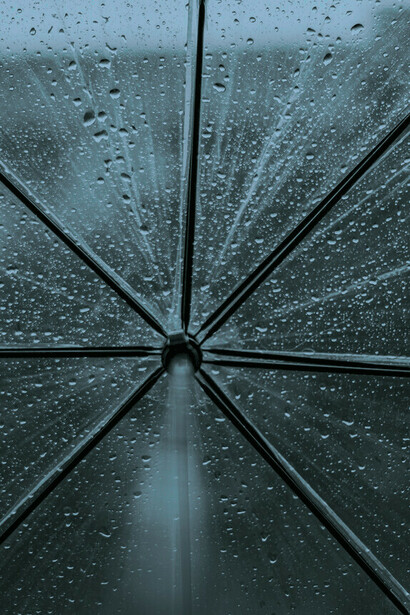 La lluvia acompaña el trayecto como una presencia silenciosa que transforma la ciudad en un espacio más íntimo y contemplativo