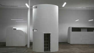 Da esquerda para a direita: Cell 2 (Zurique), Cell 5 (Frankfurt) e Cell 4 (Tel Aviv). KW Berlin. Foto Dieter Losken