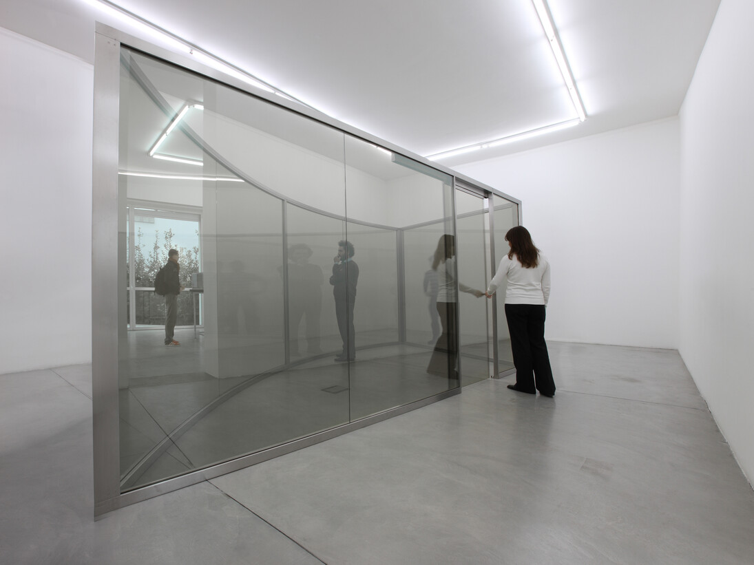 Dan Graham, Sagitarian Girls, 2008, Two-way mirror, steel, 230 x 550 x 250 cm