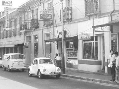 Hotel Panamerican de San José, en Avenida Central. Estos edificios fueron demolidos en 1977, para construir la actual Plaza de la Cultura. Foto de autor desconocido, alrededor del año 1972. Cortesía de Jorge Arturo Vindas