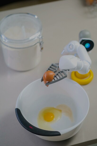 Robô com AI quebra um ovo