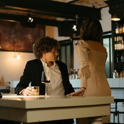 Casal discutindo. Arthur pergunta a Nora “e se…?”