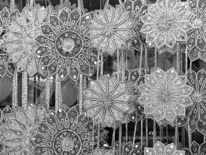 Un maleante, aunque fuera un criminal despiadado, nos parecía muy atractivo y quisiéramos ser como él "Decoraciones para ídolos" en Kurmortuli, Bengala Occidental, India