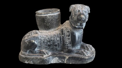 Statuetta votiva di cane alla dea Nisina, uno dei nomi che prende nel corso dei secoli Gula