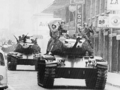 Tanques militares patrullan Santiago durante el Golpe de Estado de 1973 en Chile