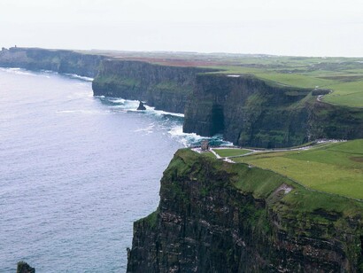 Falésias de Moher, na costa ocidental da Irlanda. Ao final destes dias intensos e cheios de descoberta, regressámos com a sensação de ter conhecido uma Irlanda rica em contrastes — da tranquilidade de vilas junto a lagos às falésias imponentes, das paisagens verdes e rurais às cidades marcadas pela história e pela cultura, bem como pela presença ainda visível da divisão entre a Irlanda Católica e a Irlanda Protestante