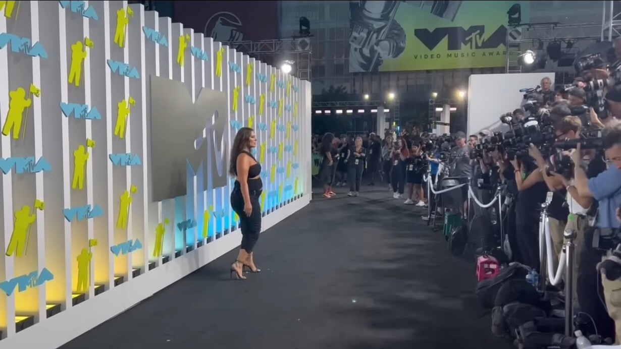 Modelos como Ashley Graham, una de las figuras más prominentes en la categoría de "tallas grandes", han sido fundamentales para desafiar los rígidos estándares de belleza. Ashley Graham en la alfombra roja de los premios MTV Videos Musicales 2022, Prudential Center en Newark, Nueva Jersey, EE.UU.