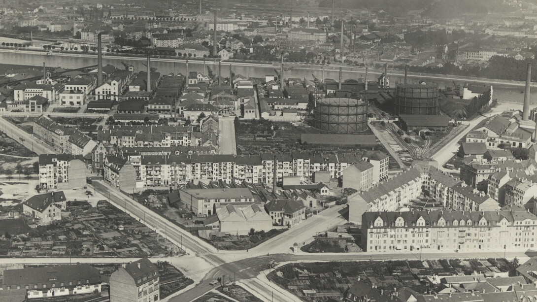 Mittelholzer’s service offering included photographing business enterprises like this one, Gaswerk Basel in St. Johann. Mittelholzer’s pictures documented structural changes in Swiss industry.
ETH Library, Zurich