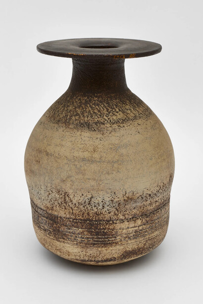 Hans Coper, Large bottle form, c.1965. Courtesy of Frestonian Gallery
