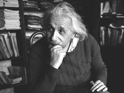 Albert Einstein, por sus explicaciones sobre el efecto fotoeléctrico y sus numerosas contribuciones a la física teórica, obtuvo el Premio Nobel de Física en 1921