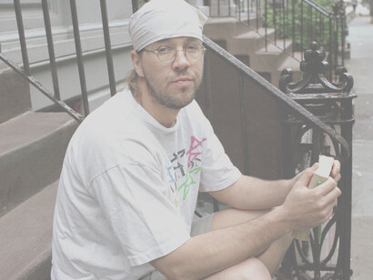 David Foster Wallace. «Quando cammini in uno spazio pubblico americano non è quieto per niente, continuano anzi a proporre sempre una musica di sottofondo, come se avessimo scelto di non volere più cose quiete e silenziose […] Un modello di vita nel quale io debba avere il diritto di essere intrattenuto costantemente, non mi pare promettente»