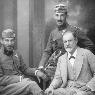 Sigmund Freud con i figli Ernst e Martin nel 1916
