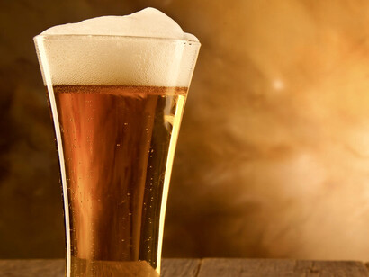 A la rica cerveza con espuma