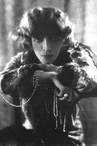 Perle con Luisa Casati di Adolf de Meyer, (1912). Boldini e Man Ray, affascinati dalla sua magnetica personalità, crearono ritratti che catturarono l'essenza della sua bellezza e stravaganza