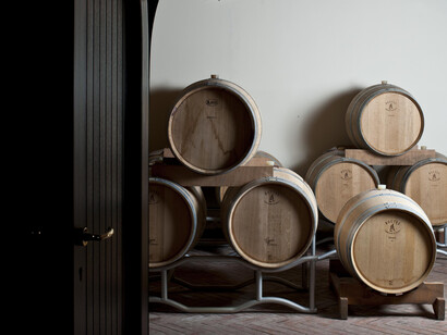 All'interno della cantina Lazzari, botte
