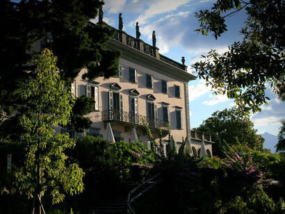 Villa Emden. Max Emden, ricco commerciante tedesco di origini ebraiche, costruì un bellissimo palazzo sulle rovine della casa della baronessa e organizzò feste libertine e naturiste nello splendido giardino all'insegna del motto: 'Anche vivere è un'arte'. Attualmente vi sono un ristorante e un centro di esposizioni