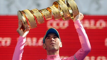 Vincenzo Nibali con el trofeo que lo acredita como ganador del Giro 2016