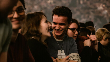 Reflexões sobre o papel da música na ressignificação emocional durante o enfrentamento da depressão. Entre letras profundas e ritmos significativos, a arte se torna suporte e espelho, trazendo o conforto de que, mesmo nos piores momentos, há esperança e força para seguir adiante