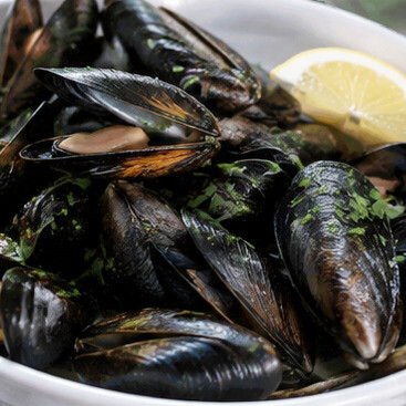 Moscioli del Conero. Cozze selvatiche raccolte lungo la Riviera del Conero, apprezzate per il loro sapore intenso e inconfondibile