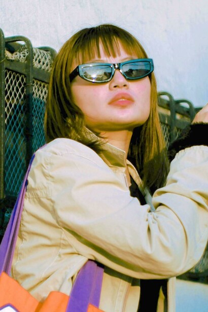 Modelo usa óculos retangulares pretos