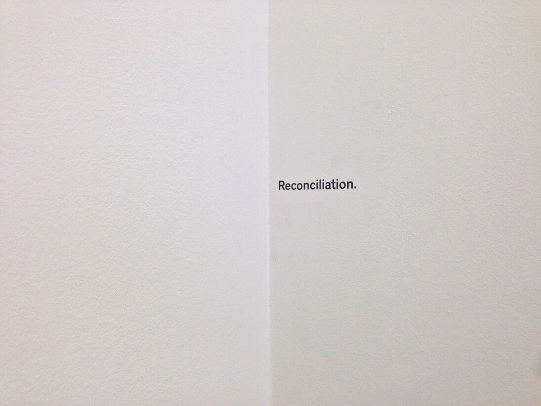 Jo-ey Tang, Patch 2015, lettres adhésives sur mur © Courtesy de l'artiste et Galerie Nathalie Obadia Paris / Bruxelles