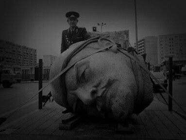 Dopo la caduta dell'URSS, l'eliminazione del culto della personalità di Stalin e l'eccesso di potere del periodo stalinista si estende alla maggior parte del blocco comunista