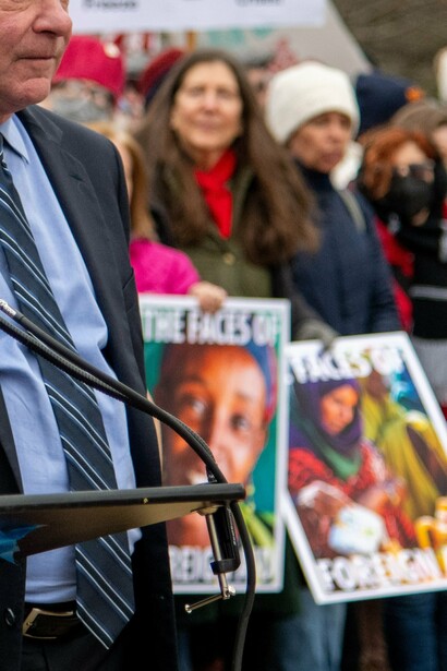El senador Mark Warren en una protesta junto a trabajadores de la USAID, febrero de 2025, Estados Unidos