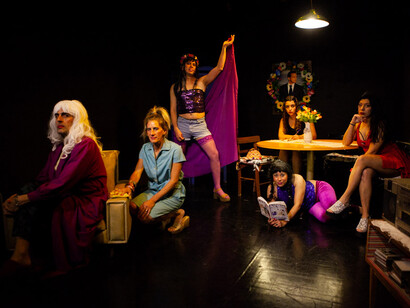 'Lo de Bernarda' protagonizada por Cintia Álvarez, Gisele Brytwa, Gustavo Javier Guevara, Ivana Belén, Mora Matos, Mark Lemercier (Fotografía de Emiliano Sánchez)
