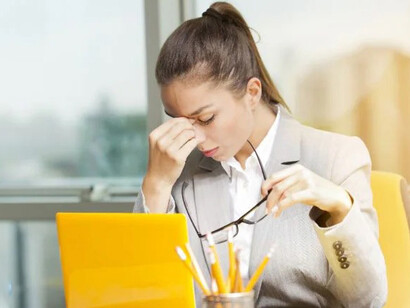Donna sotto stress. Quando lo stress supera il suo livello ottimale percepiamo disagio