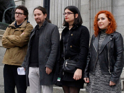 La tuitera Cassandra acompañada por Pablo Iglesias a las puertas del Congreso