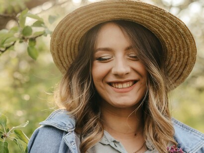Donna con cappello di paglia: "Se un giorno fossimo noi le donne private della libertà, come ci sentiremmo se tutto il resto del mondo ci ignorasse?"