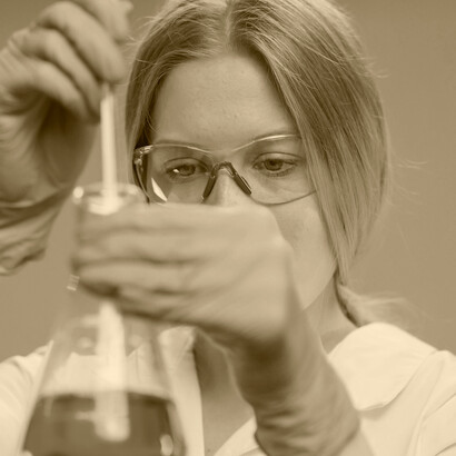 Cientista. A versão em língua portuguesa de "As Cientistas — 52 mulheres que mudaram o mundo", em inglês "Women in Science" conta com duas cientistas portuguesas, Branca Edmée Marques e Elvira Fortunat