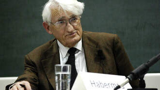 En Jürgen Habermas conviven la vocación crítica y la aspiración al consenso, en una trayectoria donde la búsqueda de emancipación termina replegándose en los límites del orden que intentó transformar