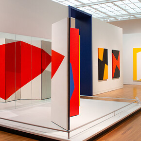Carmen Herrera & Leon Polk Smith, Both sides of the line, exhibition view. Courtesy of UMMA