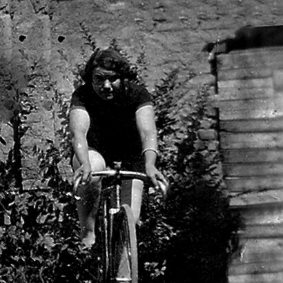 Alfonsina Strada rappresenta la ribellione, il senso di sfida a sé stessa, ai tempi e agli uomini, il simbolo dell’emancipazione femminile