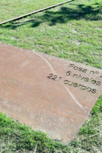 Excavación número 2. En la plancha, se lee: «Fosa nº 2 / 6 niveles / 221 cuerpos», antiguo cementerio de San Rafael, Málaga, España