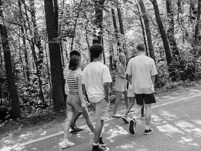 Amigos adolescentes caminham juntos na rua
