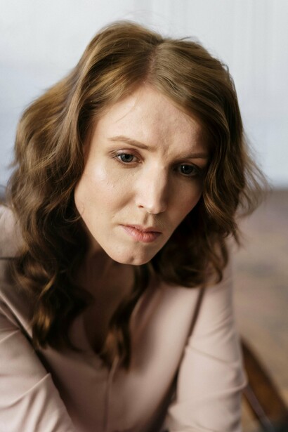 Depois da pandemia, Laura Pacheco percebeu que algo havia se rompido silenciosamente. “Não importa o que eu faça, não consigo emagrecer. A cada dia sinto menos vitalidade, como se algo estivesse se dissolvendo”, conta. Mesmo se comparando a amigas mais velhas, nota limites cada vez mais evidentes. “Eu teria tentado caminhos diferentes. O que me falta hoje não é vontade, é um médico que caminhe comigo”