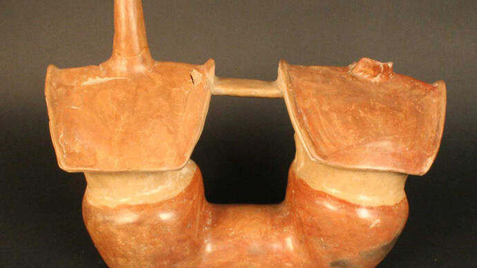 Botella silbato asa puente. Representación arquitectónica

Materiales: Cerámica

Preclásico Tardío 1000 - 300 a.C.

Medidas: 220 mm de alto x 290 mm de largo