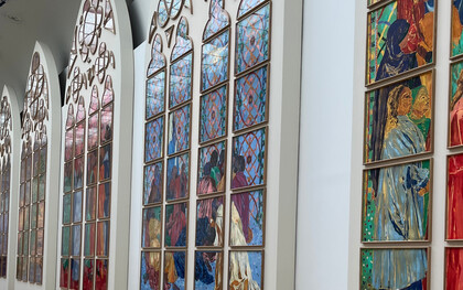 Alignés comme une promesse de lumière, les vitraux de Claire Tabouret dévoilent au Grand Palais les coulisses d’une œuvre monumentale, entre spiritualité, couleur et modernité, en écho à la future renaissance de Notre-Dame
