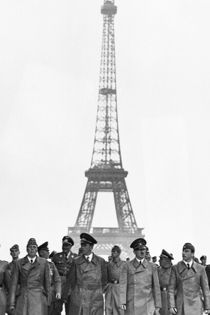 Adolf Hitler junto con algunos oficiales de alto rango marchan frente a la Torre Eiffel en París, Francia