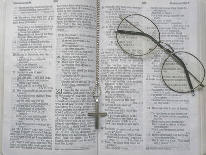 Biblia, rosario y anteojos. La vida de piedad refiere al conjunto de prácticas religiosas