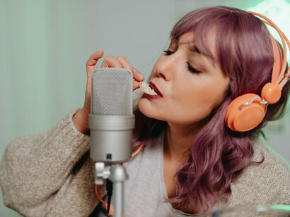 Gravação de ASMR de comida. Aos poucos, fui me acostumando com o ruído até conseguir assistir a um vídeo ASMR de um minuto e dezesseis segundos. Ao final de uma semana, consegui assistir aos vídeos sem precisar tanto da técnica de relaxamento e até fiz algumas associações cognitivas entre as imagens do vídeo e comerciais antigos que eu costumava assistir quando criança. Isso fez com que os vídeos parecessem mais leves e divertidos