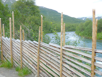 Steccato protettivo e frangivento lungo un torrente, Alta Engadina