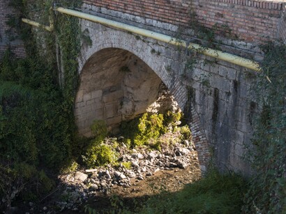 Il Ponte Ponticello, situato a meno di un chilometro dall’Arco di Traiano, era un piccolo ponte romano a un’unica arcata sul torrente San Nicola, inglobato oggi nella viabilità urbana di Benevento, Benevento, Italia