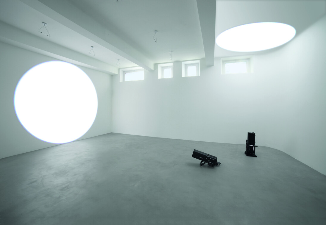 Michel Verjux, (da sinistra a destra) Au mur, frontale et entière, centrée, calage sol/plafond (source au sol), 2016 Proiettore. Au plafond, calage en angle (source au sol), 2016 Proiettore. Courtesy A arte Invernizzi, Milano. Foto Bruno Bani