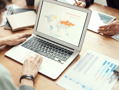 Um dos erros estratégicos mais comuns na expansão global é confundir alcance geográfico com impacto estratégico. Expandir para múltiplos mercados sem uma lógica clara de priorização frequentemente resulta em diluição de capital, ineficiências operacionais e inconsistência de marca