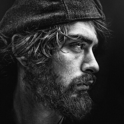 Robinson no faltaba nunca a su cita: allí estaba siempre, de pie en el semáforo, custodiando el cambio de luces y el viraje de los vientos (Fotografía: Lee Jeffries)