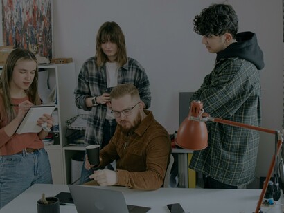 Colegas trabalham em projeto de escrita de livro