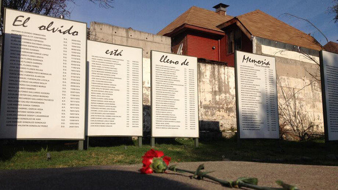 "El olvido está lleno de memoria". Nombres de detenidos desaparecidos y ejecutados políticos víctimas del terrorismo de Estado durante la dictadura de Pinochet. En primer plano, un clavel que representa la incansable búsqueda de sus familiares
29 August 2015, Villa Grimaldi, Santiago, Chile